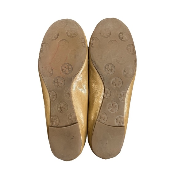 TORY BURCH Logo Ballet Flat Gold Reva Patent Iced Coffee Tan Beige Size 6.5 - Picture 9 of 13